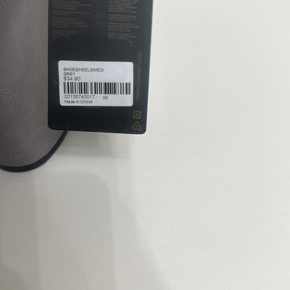 Forever 21 Gray heel boots size 8 NWT - Picture 4 of 4